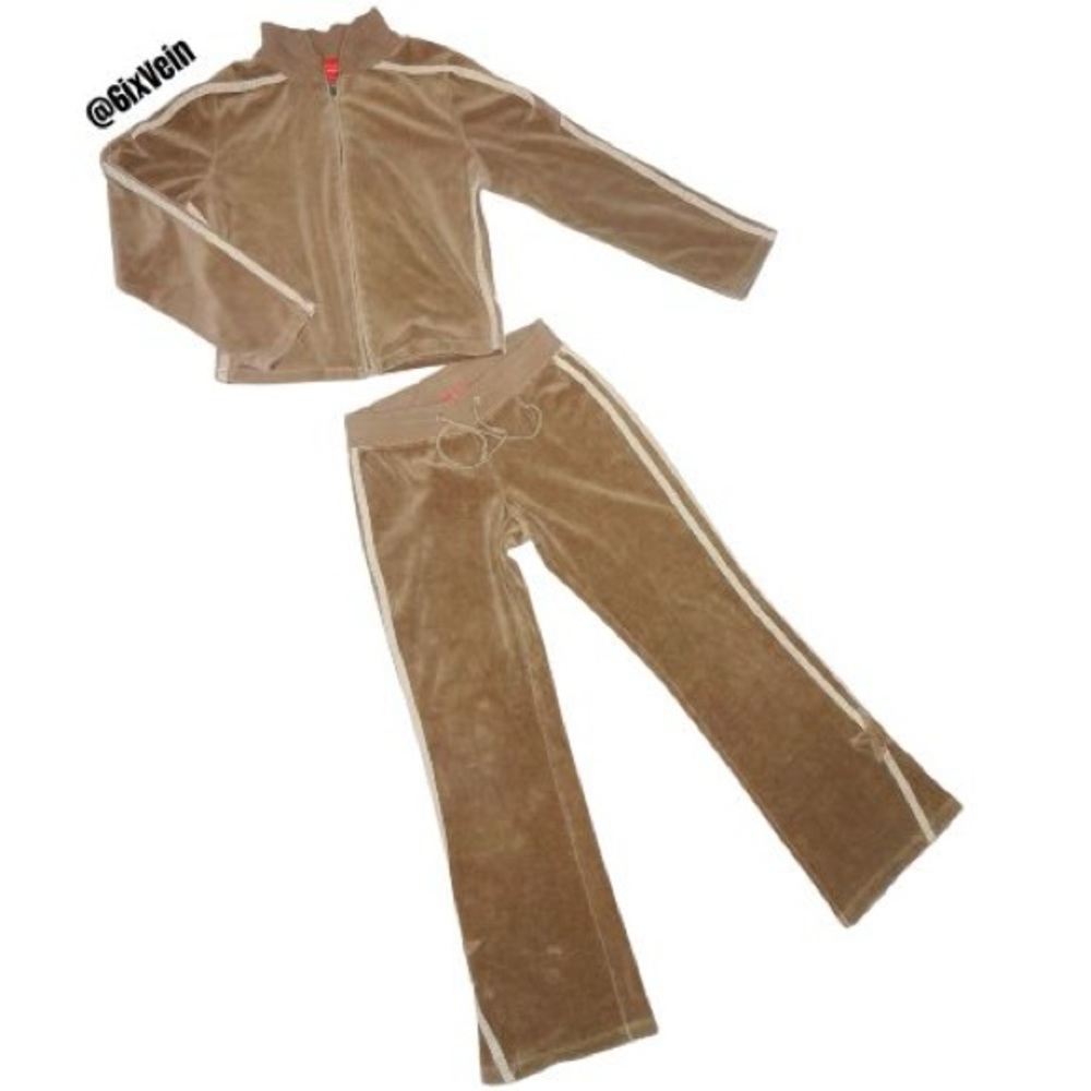 Brown suede tracksuit

L